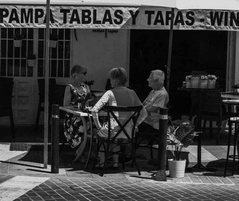 Cuántas personas caben en una mesa de comedor redonda, cuadrada o rectangular